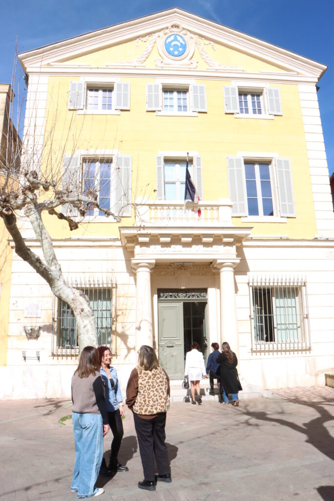 En période de vacances, les délais pouvant être rallongés, anticipez dès à présent vos démarches de renouvellement de carte d'identité ou de passeport.