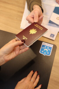 En période de vacances, les délais pouvant être rallongés, anticipez dès à présent vos démarches de renouvellement de carte d'identité ou de passeport.