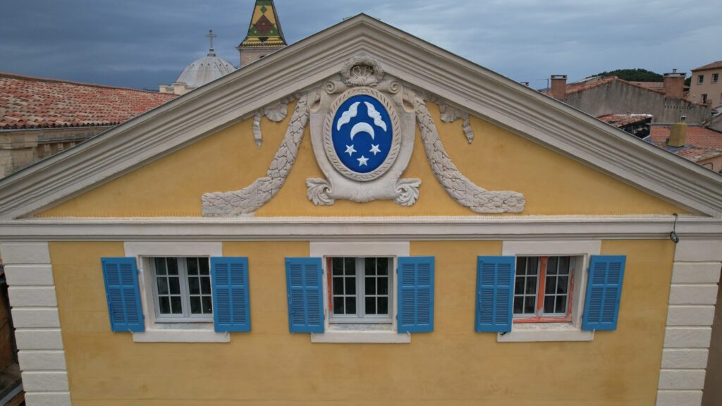 Les armoiries d’Allauch sont « d’azur au croissant renversé d’argent, accompagné en pointe de trois étoiles de même et en chef de deux vols d’argent accostés ».