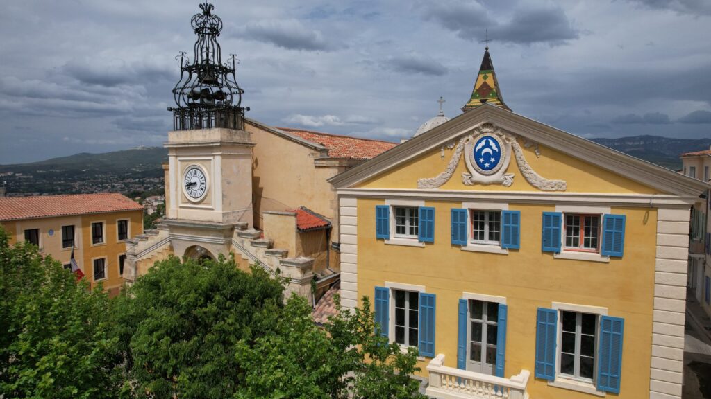 Les armoiries d’Allauch sont « d’azur au croissant renversé d’argent, accompagné en pointe de trois étoiles de même et en chef de deux vols d’argent accostés ».