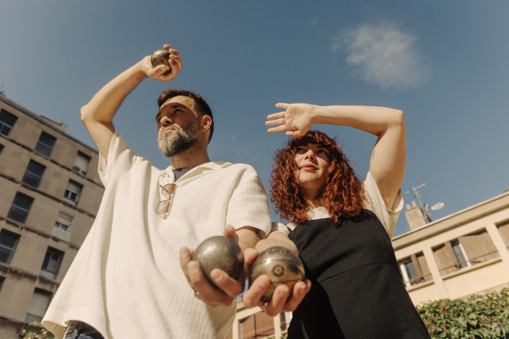 La compagnie « Les Théâtres » vous propose un spectacle gratuit intitulé « J’ai les boules! » à venir découvrir le samedi 11 avril au cœur du village (16h, terrain de pétanque de la Boule de Craie)