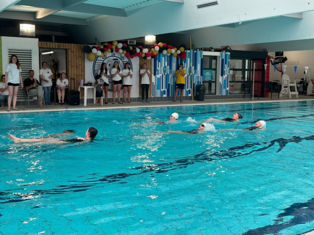 La Ville d’Allauch a accueilli, en avril dernier, une belle initiative sportive et solidaire avec Aqua’Handi, un événement de natation artistique inclusive réunissant nageurs valides et en situation de handicap autour d’un projet commun.
