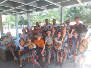Colonie de vacances : 47 jeunes allaudiens âgés de 6 à 11 ans ont pris le départ pour Biabaux à la découverte de Saint-Michel L’Observatoire, dans le magnifique parc naturel du Luberon