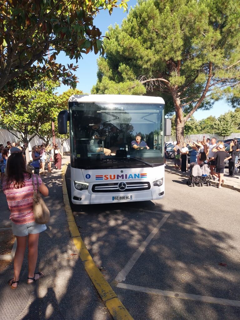 Colonie de vacances : 47 jeunes allaudiens âgés de 6 à 11 ans ont pris le départ pour Biabaux à la découverte de Saint-Michel L’Observatoire, dans le magnifique parc naturel du Luberon