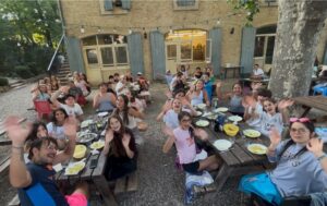 Colonie de vacances : 33 jeunes allaudiens âgés de 11 à 15 ans profitent d’un séjour à Biabaux à la découverte de Saint-Michel-l’Observatoire, au cœur du magnifique parc naturel du Luberon
