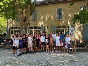 Colonie de vacances : 33 jeunes allaudiens âgés de 11 à 15 ans profitent d’un séjour à Biabaux à la découverte de Saint-Michel-l’Observatoire, au cœur du magnifique parc naturel du Luberon