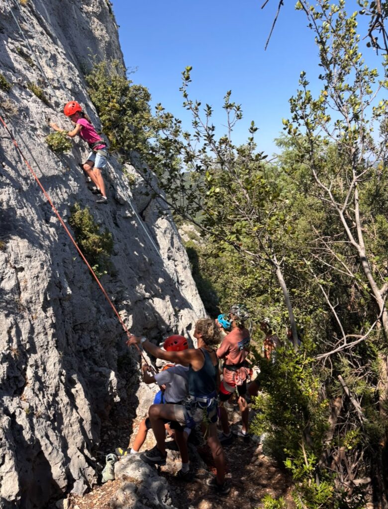 Colonie de vacances : 33 jeunes allaudiens âgés de 11 à 15 ans profitent d’un séjour à Biabaux à la découverte de Saint-Michel-l’Observatoire, au cœur du magnifique parc naturel du Luberon