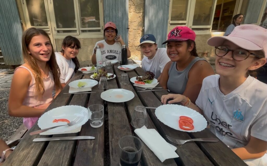 Colonie de vacances : 33 jeunes allaudiens âgés de 11 à 15 ans profitent d’un séjour à Biabaux à la découverte de Saint-Michel-l’Observatoire, au cœur du magnifique parc naturel du Luberon