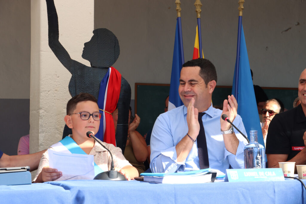 Un Conseil municipal en extérieur dans la nouvelle cour végétalisée de l’école d’Allauch Centre ce samedi 4 juillet 2026