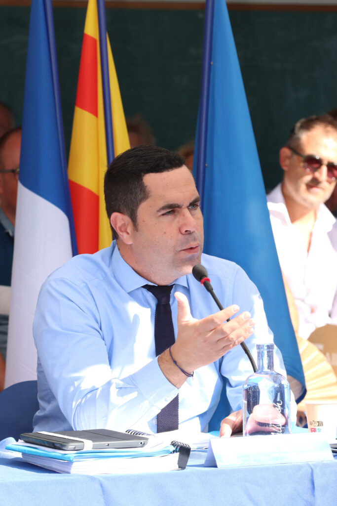 Un Conseil municipal en extérieur dans la nouvelle cour végétalisée de l’école d’Allauch Centre ce samedi 4 juillet 2026