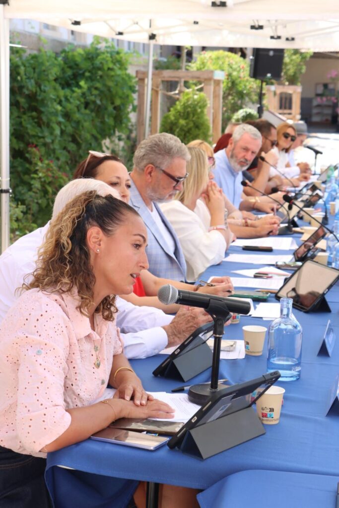 Un Conseil municipal en extérieur dans la nouvelle cour végétalisée de l’école d’Allauch Centre ce samedi 4 juillet 2026