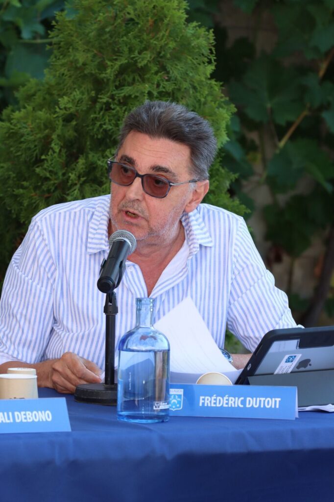 Un Conseil municipal en extérieur dans la nouvelle cour végétalisée de l’école d’Allauch Centre ce samedi 4 juillet 2026