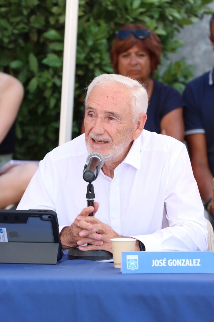 Un Conseil municipal en extérieur dans la nouvelle cour végétalisée de l’école d’Allauch Centre ce samedi 4 juillet 2026