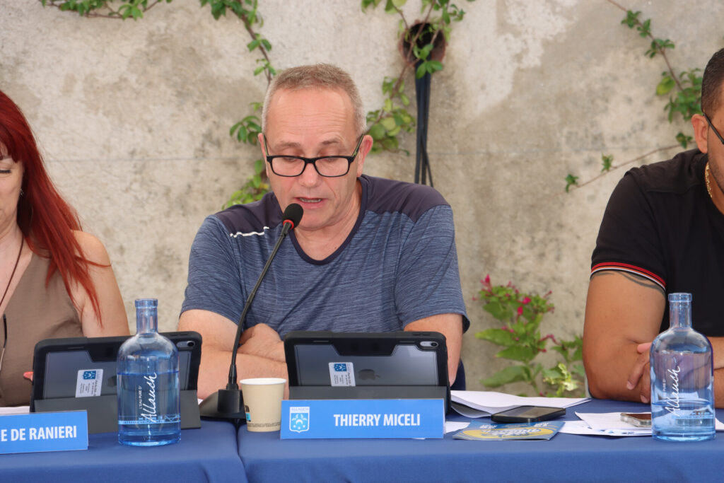 Un Conseil municipal en extérieur dans la nouvelle cour végétalisée de l’école d’Allauch Centre ce samedi 4 juillet 2026