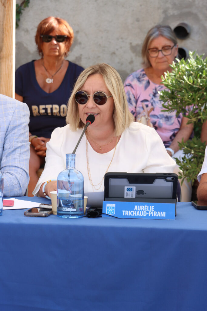 Un Conseil municipal en extérieur dans la nouvelle cour végétalisée de l’école d’Allauch Centre ce samedi 4 juillet 2026