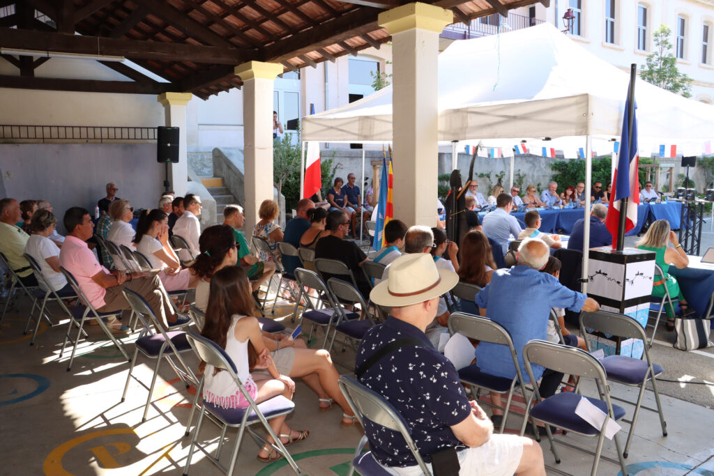 Un Conseil municipal en extérieur dans la nouvelle cour végétalisée de l’école d’Allauch Centre ce samedi 4 juillet 2026