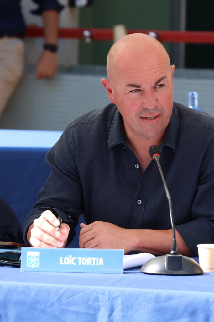 Un Conseil municipal en extérieur dans la nouvelle cour végétalisée de l’école d’Allauch Centre ce samedi 4 juillet 2026