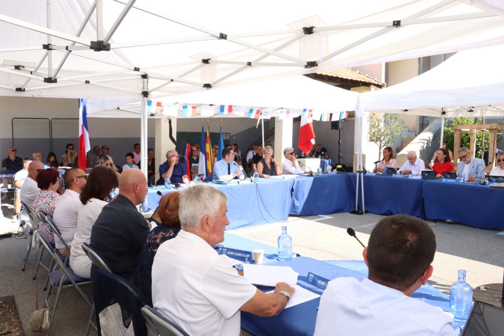 Un Conseil municipal en extérieur dans la nouvelle cour végétalisée de l’école d’Allauch Centre ce samedi 4 juillet 2026