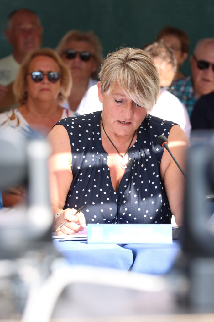 Un Conseil municipal en extérieur dans la nouvelle cour végétalisée de l’école d’Allauch Centre ce samedi 4 juillet 2026