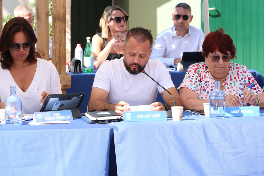 Un Conseil municipal en extérieur dans la nouvelle cour végétalisée de l’école d’Allauch Centre ce samedi 4 juillet 2026