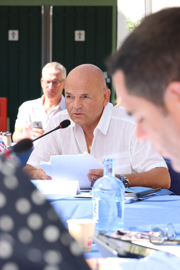 Un Conseil municipal en extérieur dans la nouvelle cour végétalisée de l’école d’Allauch Centre ce samedi 4 juillet 2026