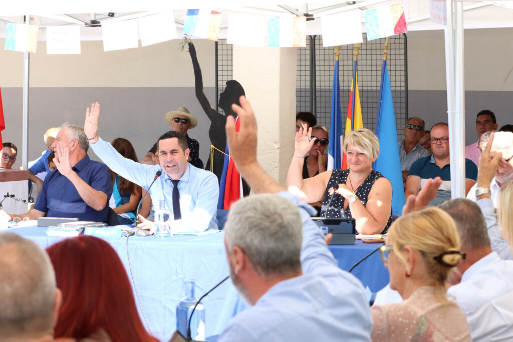 Un Conseil municipal en extérieur dans la nouvelle cour végétalisée de l’école d’Allauch Centre ce samedi 4 juillet 2026