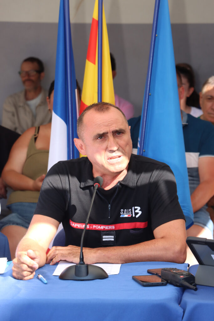 Un Conseil municipal en extérieur dans la nouvelle cour végétalisée de l’école d’Allauch Centre ce samedi 4 juillet 2026