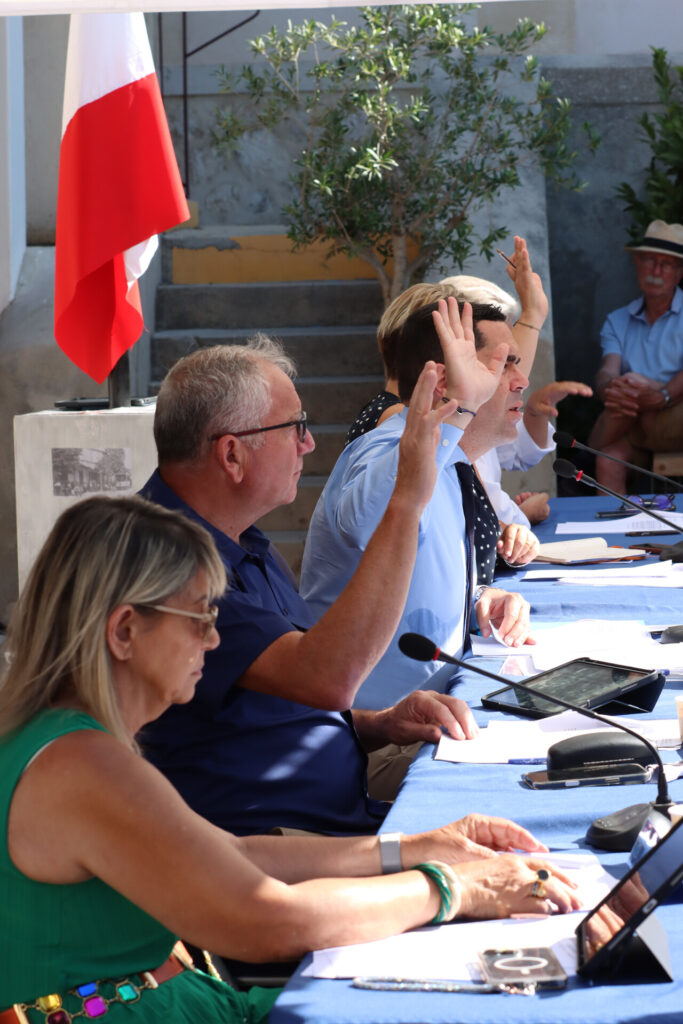 Un Conseil municipal en extérieur dans la nouvelle cour végétalisée de l’école d’Allauch Centre ce samedi 4 juillet 2026
