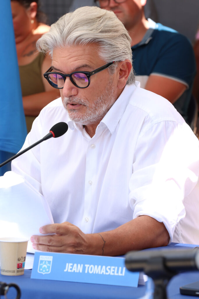 Un Conseil municipal en extérieur dans la nouvelle cour végétalisée de l’école d’Allauch Centre ce samedi 4 juillet 2026