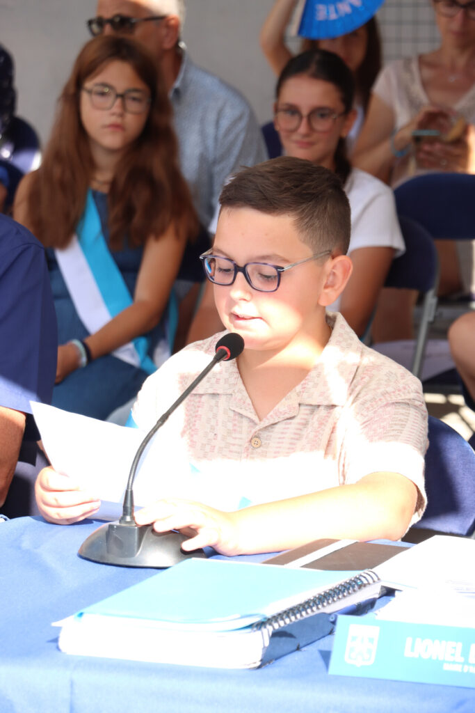 Un Conseil municipal en extérieur dans la nouvelle cour végétalisée de l’école d’Allauch Centre ce samedi 4 juillet 2026