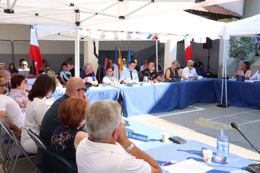 Un Conseil municipal en extérieur dans la nouvelle cour végétalisée de l’école d’Allauch Centre ce samedi 4 juillet 2026