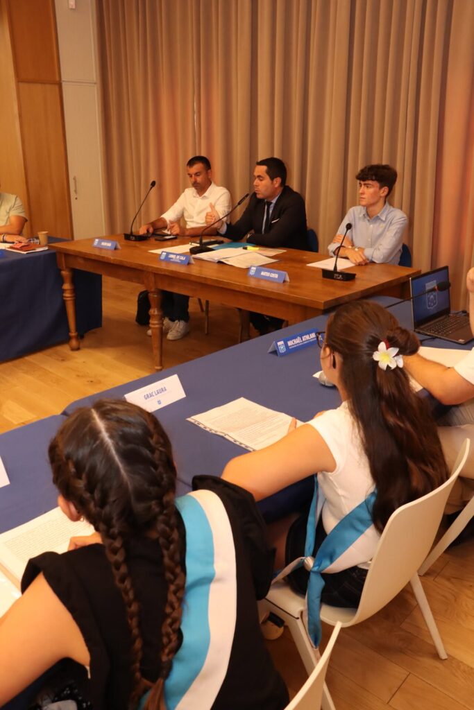 C’est en présence de Monsieur Le Maire, Lionel de Cala , de Julien Isaia (élu à la Jeunesse) et de Matéo Costa (Conseiller municipal à l’engagement des jeunes et à la participation citoyenne), que les conseillers municipaux jeunes se sont réunis, pour la dernière fois, le lundi 29 juin, au sein de l’Hôtel de ville historique.