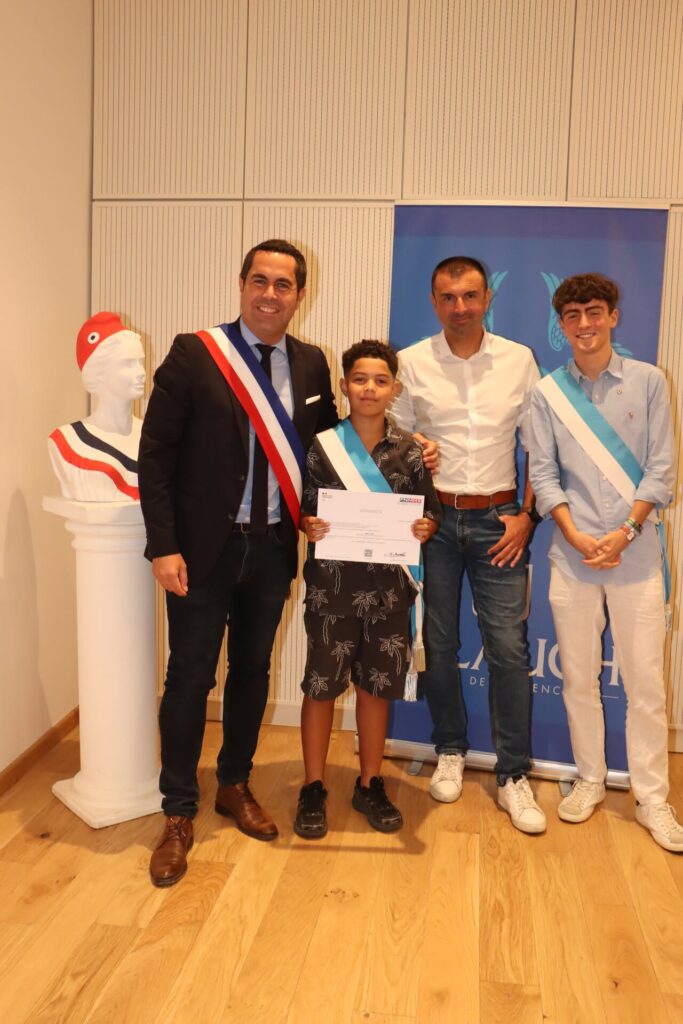 C’est en présence de Monsieur Le Maire, Lionel de Cala , de Julien Isaia (élu à la Jeunesse) et de Matéo Costa (Conseiller municipal à l’engagement des jeunes et à la participation citoyenne), que les conseillers municipaux jeunes se sont réunis, pour la dernière fois, le lundi 29 juin, au sein de l’Hôtel de ville historique.