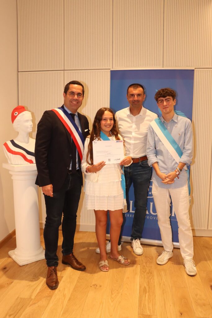 C’est en présence de Monsieur Le Maire, Lionel de Cala , de Julien Isaia (élu à la Jeunesse) et de Matéo Costa (Conseiller municipal à l’engagement des jeunes et à la participation citoyenne), que les conseillers municipaux jeunes se sont réunis, pour la dernière fois, le lundi 29 juin, au sein de l’Hôtel de ville historique.