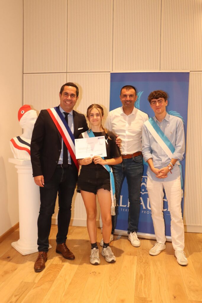 C’est en présence de Monsieur Le Maire, Lionel de Cala , de Julien Isaia (élu à la Jeunesse) et de Matéo Costa (Conseiller municipal à l’engagement des jeunes et à la participation citoyenne), que les conseillers municipaux jeunes se sont réunis, pour la dernière fois, le lundi 29 juin, au sein de l’Hôtel de ville historique.