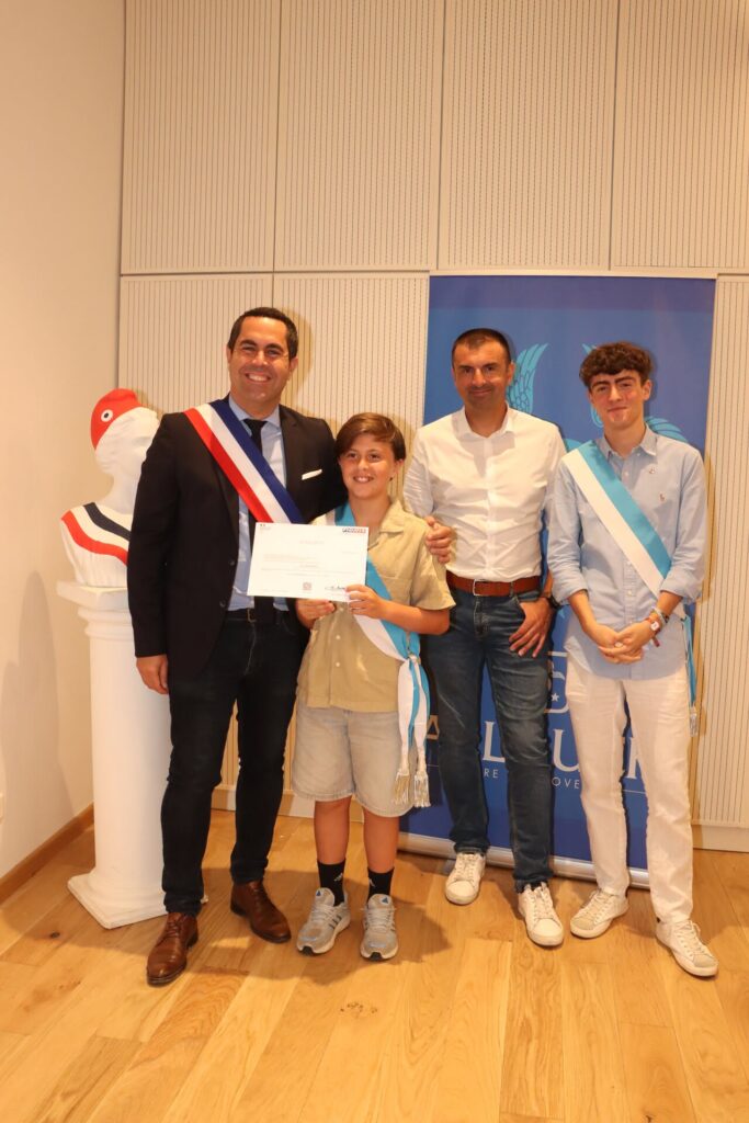 C’est en présence de Monsieur Le Maire, Lionel de Cala , de Julien Isaia (élu à la Jeunesse) et de Matéo Costa (Conseiller municipal à l’engagement des jeunes et à la participation citoyenne), que les conseillers municipaux jeunes se sont réunis, pour la dernière fois, le lundi 29 juin, au sein de l’Hôtel de ville historique.