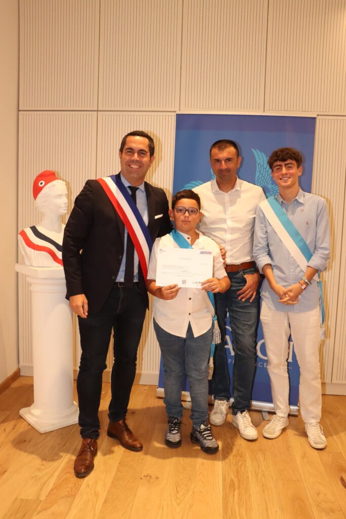 C’est en présence de Monsieur Le Maire, Lionel de Cala , de Julien Isaia (élu à la Jeunesse) et de Matéo Costa (Conseiller municipal à l’engagement des jeunes et à la participation citoyenne), que les conseillers municipaux jeunes se sont réunis, pour la dernière fois, le lundi 29 juin, au sein de l’Hôtel de ville historique.