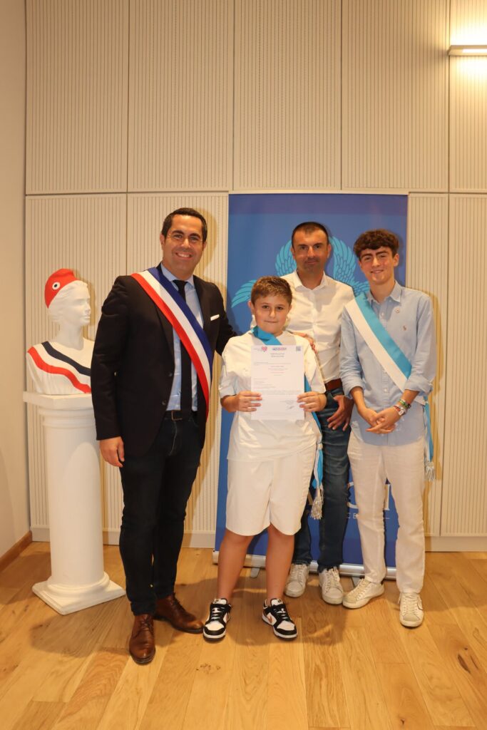 C’est en présence de Monsieur Le Maire, Lionel de Cala , de Julien Isaia (élu à la Jeunesse) et de Matéo Costa (Conseiller municipal à l’engagement des jeunes et à la participation citoyenne), que les conseillers municipaux jeunes se sont réunis, pour la dernière fois, le lundi 29 juin, au sein de l’Hôtel de ville historique.