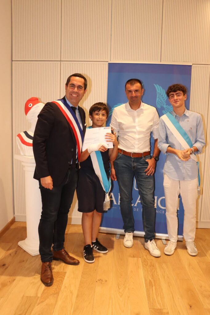 C’est en présence de Monsieur Le Maire, Lionel de Cala , de Julien Isaia (élu à la Jeunesse) et de Matéo Costa (Conseiller municipal à l’engagement des jeunes et à la participation citoyenne), que les conseillers municipaux jeunes se sont réunis, pour la dernière fois, le lundi 29 juin, au sein de l’Hôtel de ville historique.