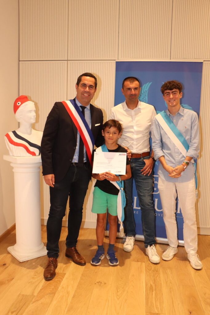 C’est en présence de Monsieur Le Maire, Lionel de Cala , de Julien Isaia (élu à la Jeunesse) et de Matéo Costa (Conseiller municipal à l’engagement des jeunes et à la participation citoyenne), que les conseillers municipaux jeunes se sont réunis, pour la dernière fois, le lundi 29 juin, au sein de l’Hôtel de ville historique.