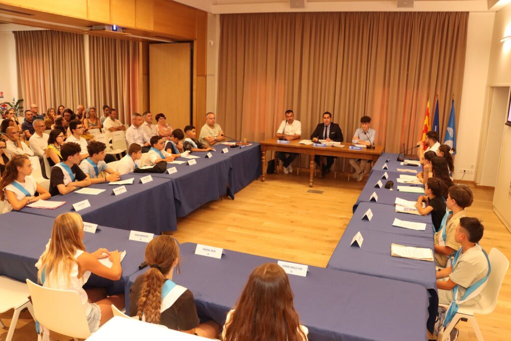 C’est en présence de Monsieur Le Maire, Lionel de Cala , de Julien Isaia (élu à la Jeunesse) et de Matéo Costa (Conseiller municipal à l’engagement des jeunes et à la participation citoyenne), que les conseillers municipaux jeunes se sont réunis, pour la dernière fois, le lundi 29 juin, au sein de l’Hôtel de ville historique.