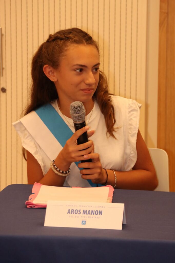 C’est en présence de Monsieur Le Maire, Lionel de Cala , de Julien Isaia (élu à la Jeunesse) et de Matéo Costa (Conseiller municipal à l’engagement des jeunes et à la participation citoyenne), que les conseillers municipaux jeunes se sont réunis, pour la dernière fois, le lundi 29 juin, au sein de l’Hôtel de ville historique.