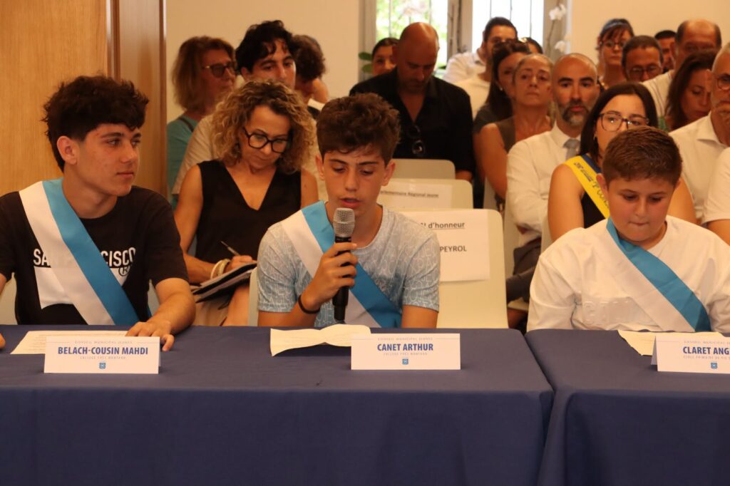 C’est en présence de Monsieur Le Maire, Lionel de Cala , de Julien Isaia (élu à la Jeunesse) et de Matéo Costa (Conseiller municipal à l’engagement des jeunes et à la participation citoyenne), que les conseillers municipaux jeunes se sont réunis, pour la dernière fois, le lundi 29 juin, au sein de l’Hôtel de ville historique.