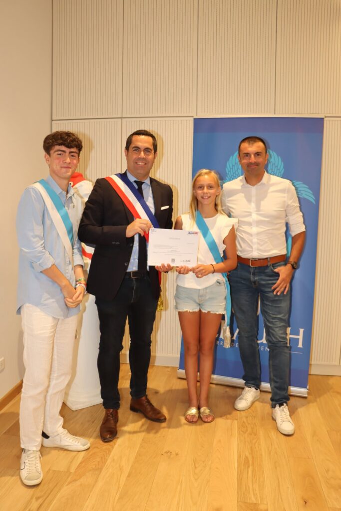 C’est en présence de Monsieur Le Maire, Lionel de Cala , de Julien Isaia (élu à la Jeunesse) et de Matéo Costa (Conseiller municipal à l’engagement des jeunes et à la participation citoyenne), que les conseillers municipaux jeunes se sont réunis, pour la dernière fois, le lundi 29 juin, au sein de l’Hôtel de ville historique.
