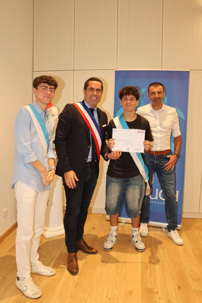 C’est en présence de Monsieur Le Maire, Lionel de Cala , de Julien Isaia (élu à la Jeunesse) et de Matéo Costa (Conseiller municipal à l’engagement des jeunes et à la participation citoyenne), que les conseillers municipaux jeunes se sont réunis, pour la dernière fois, le lundi 29 juin, au sein de l’Hôtel de ville historique.