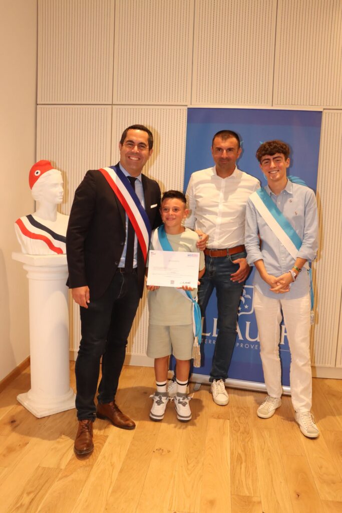C’est en présence de Monsieur Le Maire, Lionel de Cala , de Julien Isaia (élu à la Jeunesse) et de Matéo Costa (Conseiller municipal à l’engagement des jeunes et à la participation citoyenne), que les conseillers municipaux jeunes se sont réunis, pour la dernière fois, le lundi 29 juin, au sein de l’Hôtel de ville historique.