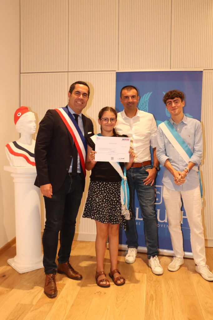 C’est en présence de Monsieur Le Maire, Lionel de Cala , de Julien Isaia (élu à la Jeunesse) et de Matéo Costa (Conseiller municipal à l’engagement des jeunes et à la participation citoyenne), que les conseillers municipaux jeunes se sont réunis, pour la dernière fois, le lundi 29 juin, au sein de l’Hôtel de ville historique.