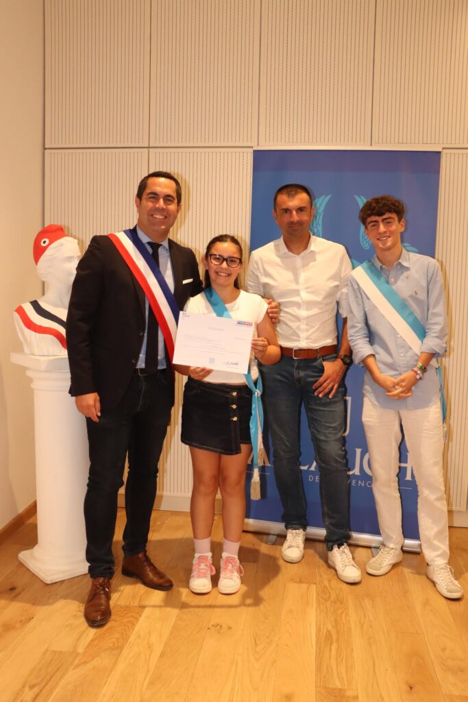 C’est en présence de Monsieur Le Maire, Lionel de Cala , de Julien Isaia (élu à la Jeunesse) et de Matéo Costa (Conseiller municipal à l’engagement des jeunes et à la participation citoyenne), que les conseillers municipaux jeunes se sont réunis, pour la dernière fois, le lundi 29 juin, au sein de l’Hôtel de ville historique.