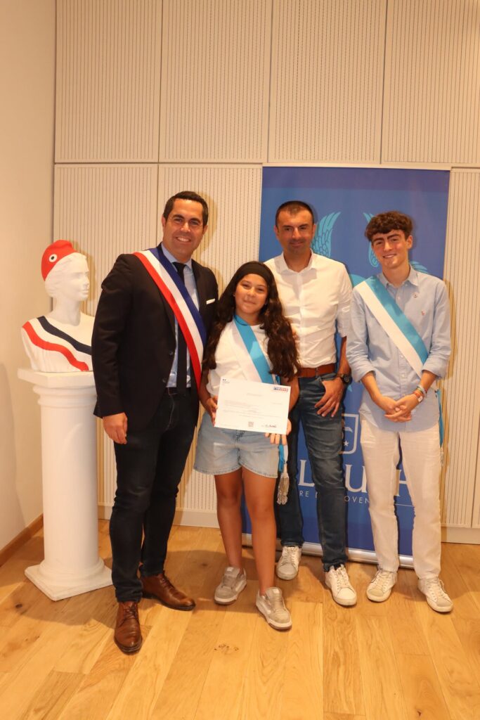 C’est en présence de Monsieur Le Maire, Lionel de Cala , de Julien Isaia (élu à la Jeunesse) et de Matéo Costa (Conseiller municipal à l’engagement des jeunes et à la participation citoyenne), que les conseillers municipaux jeunes se sont réunis, pour la dernière fois, le lundi 29 juin, au sein de l’Hôtel de ville historique.