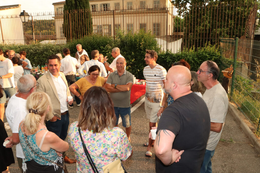 À l’occasion de la traditionnelle « Fête des voisins », de nombreux habitants se sont réunis dans les différents noyaux villageois de la commune ces dernières semaines.